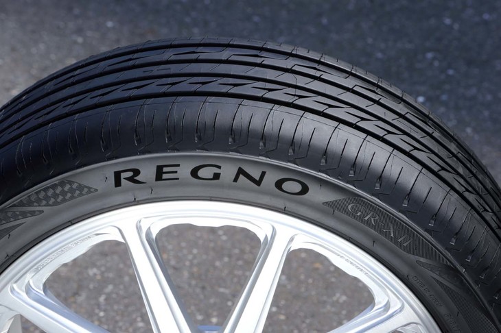一部のサイズでは「REGNO」のロゴをつややかなブラックとする微細加工が施されている「GR-XII」。フラッグシップタイヤだけに、サイドウオールもこだわりを持ったデザインに仕上げられている。