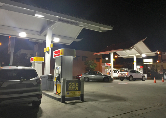 チャイナタウンの給油所にて。給油スペースの屋根もオリエンタルなデザイン。