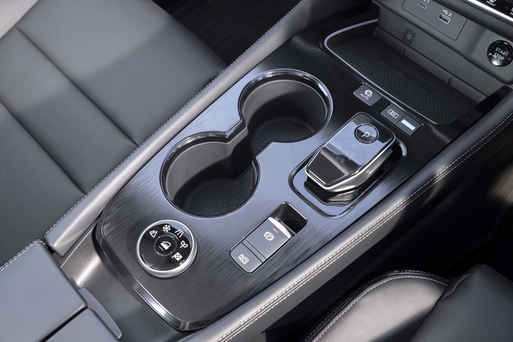 ブリッジ式のセンターコンソールにもウッド調パネルがぜいたくに使われる。六角形のシフトセレクターは「ノート」などと同じタイプ。