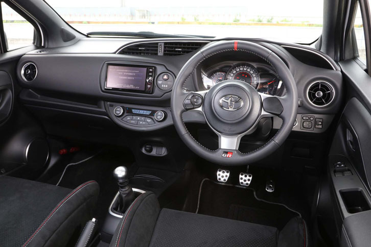 「ヴィッツ“GRMN”」のコックピット。260km/hスケールのスピードメーターや小径ステアリングホイールが備わる。写真はプロトタイプ。