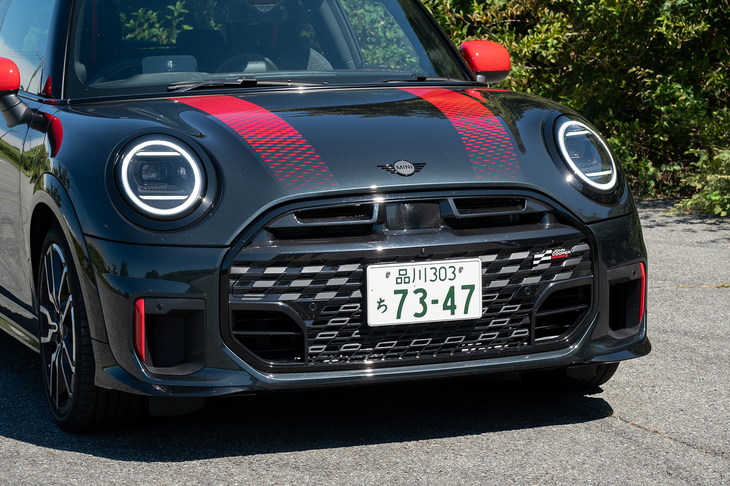 八角形のグリル全体が開口部のようになったフロントマスクが「ジョンクーパーワークス」の証しだ。