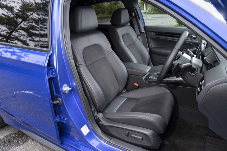 シートは「プライムスムース」と「ウルトラスエード」、すなわち合皮とスエード調のコンビ表皮。電動調整機構も標準装備だ。