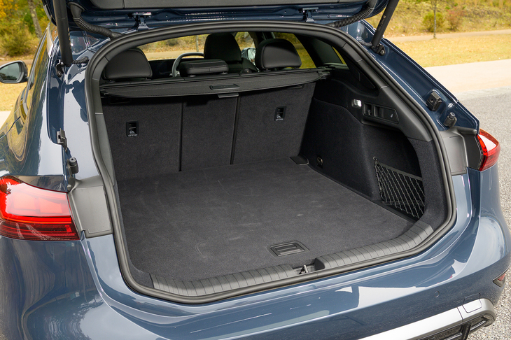 荷室の容量は502リッター。これ自体は「スポーツバック」と同じだが、後席格納時は1330リッターと1442リッターなので、やはり積載能力では「アバント」に分がある。