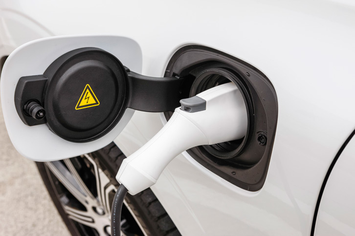 「T8」の左フロントフェンダーにはAC200Vの充電ポートが備わる。