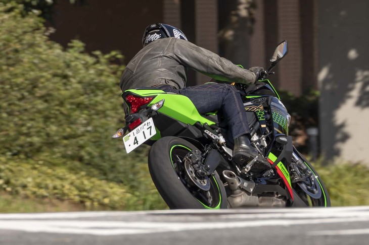 「ZX-25R」は、250ccクラスでは珍しいクイックシフターを装備（エントリーモデルではオプション）。クラッチ操作なしのシフトアップとシフトダウンが可能になっている。