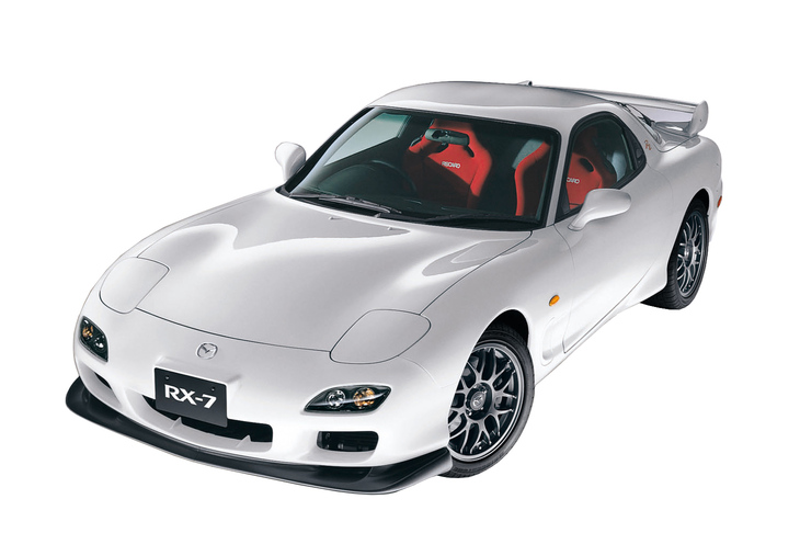 傑作の誉れ高いFD型「RX-7」。グラマラスな印象が強い同車だが、実際にはご覧のとおり、ボディーの張り出し／しぼり込みはかなり控えめだった。……余談だが、清水氏の言う「夢じゃ～」の元ネタは、映画『柳生一族の陰謀』のクライマックスにおける悪役のセリフだ。
