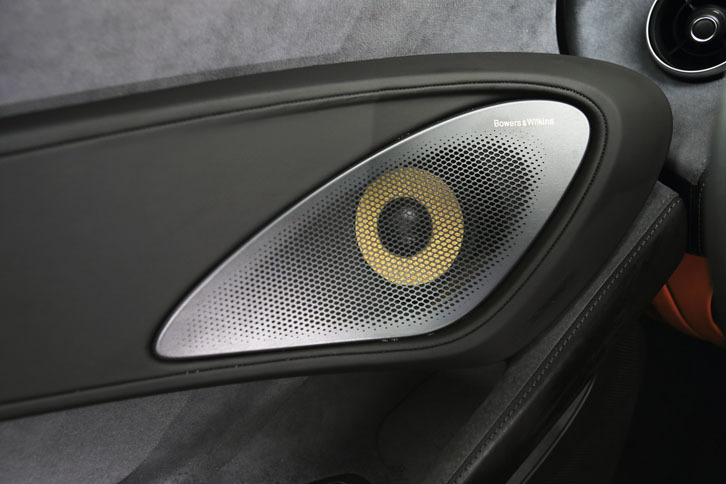 日本仕様にはB&W（バウアーズ＆ウィルキンス）の12スピーカーシステムが標準で装着されている。