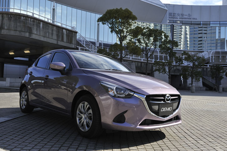 「デミオ アーバンスタイリッシュモード」（2015年4月23日発売）。「13S」と「XD」がベースとされた。