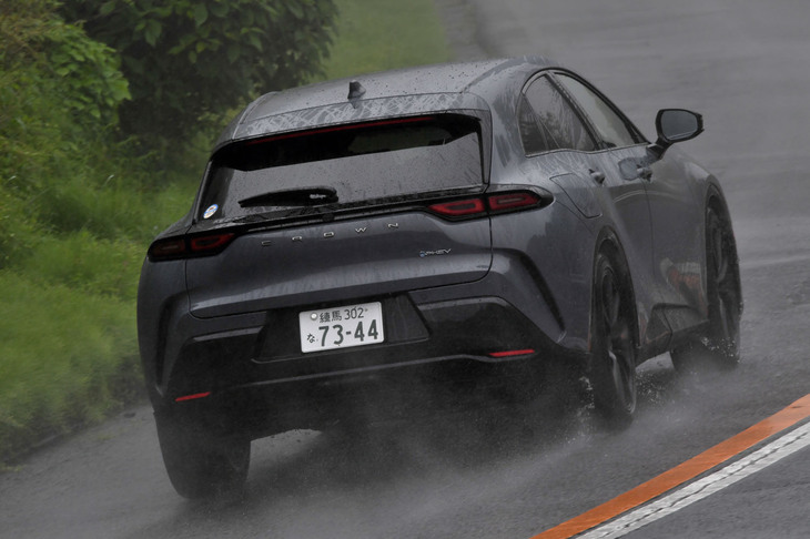 【トヨタ・クラウン スポーツRSのスペック】
	ボディーサイズ：全長×全幅×全高＝4720×1880×1570mm／ホイールベース：2770mm／車重：2040kg／駆動方式：4WD／エンジン：2.5リッター直4 DOHC 16バルブ／フロントモーター：交流同期電動機／リアモーター：交流同期電動機／トランスミッション：CVT／エンジン最高出力：177PS（130kW）/6000rpm／エンジン最大トルク：219N・m（22.3kgf・m）/3600rpm／フロントモーター最高出力：182PS（134kW）／フロントモーター最大トルク：270N・m（27.5kgf・m）／リアモーター最高出力：54PS（40kW）／リアモーター最大トルク：121N・m（12.3kgf・m）／システム最高出力：306PS（225kW）／タイヤ：（前）235/45R21 97W／（後）235/45R21 97W（ミシュランeプライマシー）／ハイブリッド燃料消費率：20.3km/リッター（WLTCモード）／EV走行換算距離：90km（WLTCモード）／充電電力使用時走行距離：90km（WLTCモード）／交流電力量消費率：165Wh/km（WLTCモード）／価格：765万円
	
	【取材時の燃費データ】
	テスト距離：232.3km（市街地1：高速道路8：山岳路1）／使用燃料：--リッター（レギュラーガソリン）／参考燃費：16.3km/リッター（車載燃費計計測値）