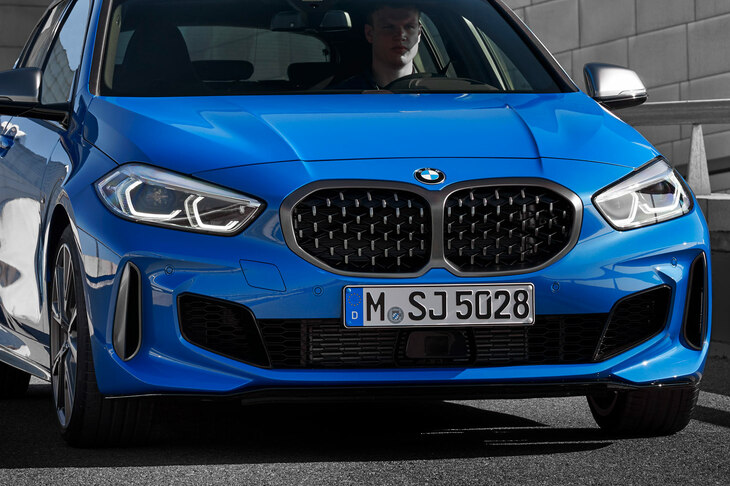 先代にあたる3代目「1シリーズ」では、キドニーグリルの上辺の角から、ボンネットにプレスラインが通っていた。