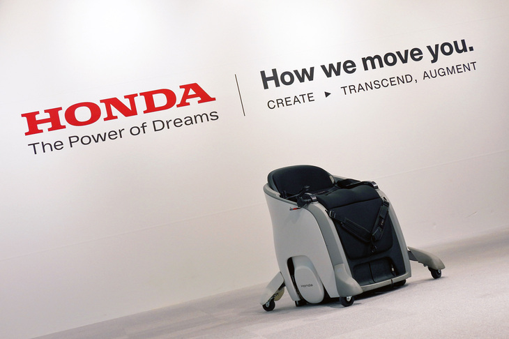 ガイドツアーのトリを飾るのは、パーソナルモビリティー「UNI-ONE（ユニワン）」だ。座ったまま体重移動だけで操作できる（＝ハンズフリーで操作できる）のが特徴で、子供から高齢者まで、幅広い人の使用を想定している。2025年9月にはリース販売も開始。未来の乗り物の普及が、少しずつ始まっているのだ。