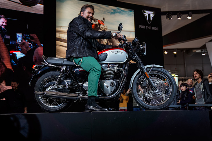 トライアンフの「ボンネビルT120 BUD EKINS Special Edition（バド・イーキンス スペシャルエディション）」。トライアンフのスタンダードモデルである、水冷並列2気筒エンジンを抱く排気量1200ccの「ボンネビルT120」をベースにした特別モデルだ。往年の名優スティーブ・マックィーンの親友で、マックィーンのバイクまわりのサポートを行うと同時に、プロのスタントライダーであり映画『大脱走』の有名なジャンプシーンでもハンドルを握った、バド・イーキンスをオマージュした特別モデル。