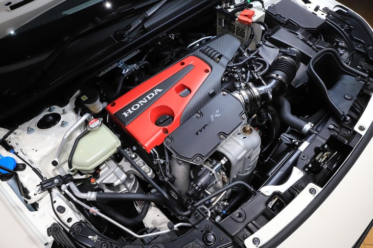 新型「シビック タイプR」に搭載される2リッター直4ターボエンジン。詳細なスペックは明らかになっていないものの、ホンダは「高応答小型ターボの進化により、高出力・高レスポンスをさらに磨き上げた」と説明している。
