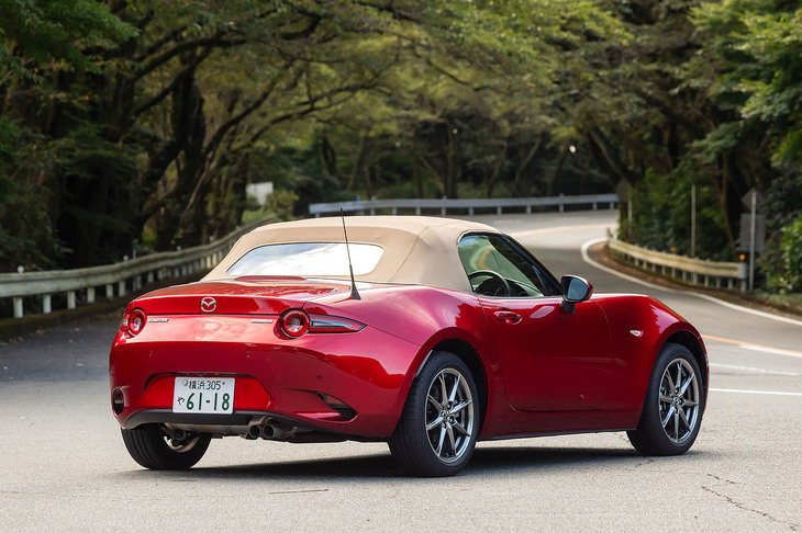 【マツダ・ロードスターSレザーパッケージVセレクションのスペック】
	ボディーサイズ：全長×全幅×全高＝3915×1735×1235mm／ホイールベース：2310mm／車重：1030kg／駆動方式：FR／エンジン：1.5リッター直4 DOHC 16バルブ／トランスミッション：6段MT／最高出力：136PS（100kW）/7000rpm／
	最大トルク：152N・m（15.5kgf・m）/4500rpm／タイヤ：（前）195/50R16 84V／（後）195/50R16 84V（ヨコハマ・アドバンスポーツV105）／燃費：16.8km/リッター（WLTCモード）／価格：355万3000円
	
	【取材時の燃費データ】
	テスト距離：256.4km（市街地2：高速道路6：山岳路2）／使用燃料：22.0リッター（ハイオクガソリン）／参考燃費：11.7km/リッター（満タン法）／11.9km/リッター（車載燃費計計測値）