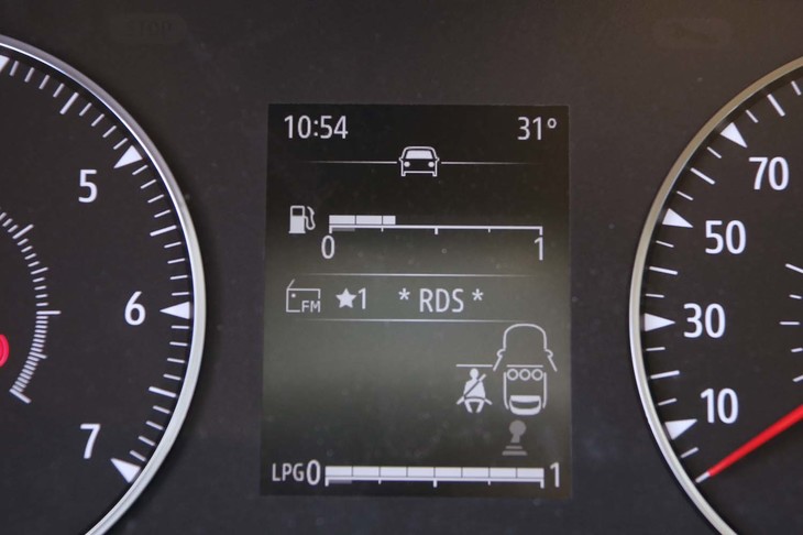 メーター中央の多目的ディスプレイ。燃料残量モードでは、上にガソリンが、下にLPGが表示される。