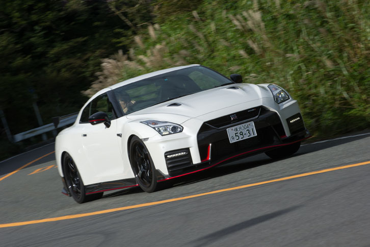 フロントまわりでは、バンパーそのものの形状変更に加え、その左右にカナードを追加。局所的な渦流を発生させることでホイールハウス内の空気を吸い出し、冷却性能の改善とフロントダウンフォースの強化を図っている。