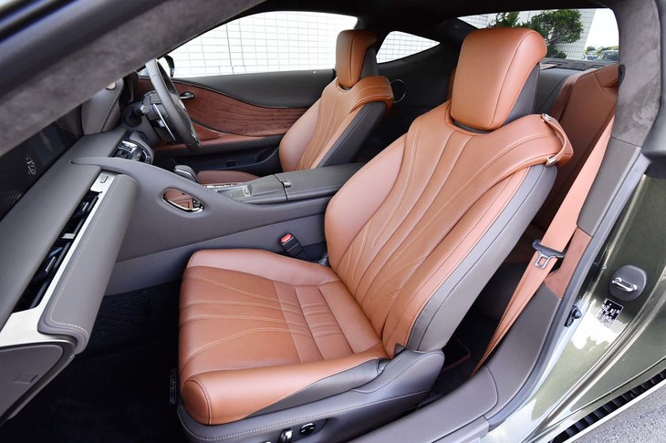 「LC500“PATINA Elegance”」の「L-ANILINE（Lアニリン）シート」。柔らかさと耐久性を高次元で両立させたとうたわれる。