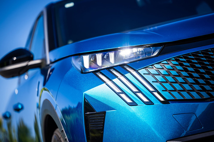 デイタイムランニングランプは、これまでのような左右に1本ずつの“牙”から、3本ずつの“爪痕”がモチーフとなるデザインに変更された。ヘッドランプには、走行状況に応じて自動で照射をコントロールする薄型マトリクスLEDヘッドランプを採用している。