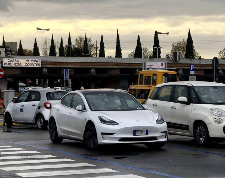 フィレンツェ空港の短時間用駐車場にいた「テスラ・モデル3」。