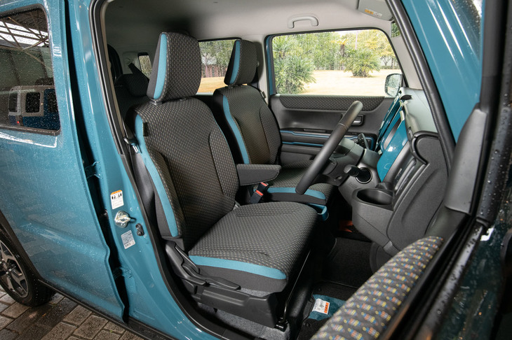 インストゥルメントパネルやシート表皮には、ブルー（写真）、オレンジ、ホワイトの3色の差し色が用意される。