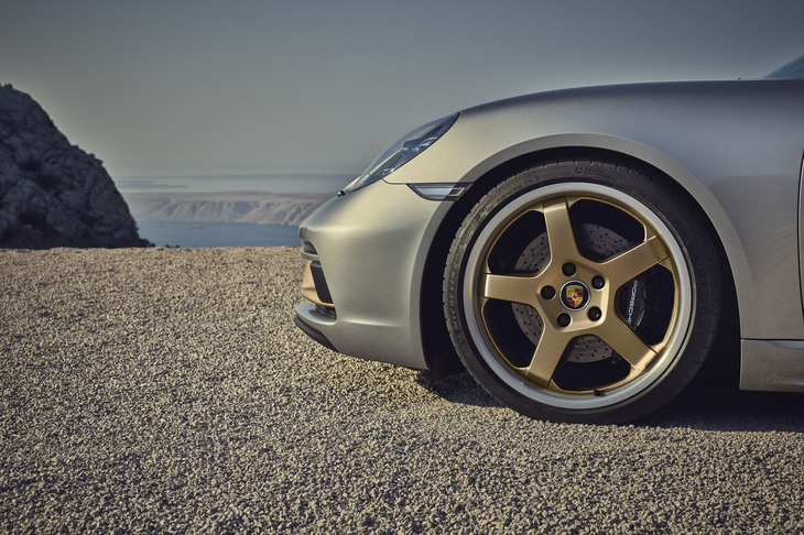 1993年のコンセプトカーに着想を得たという「ネオジム」カラーの20インチホイールを装着。