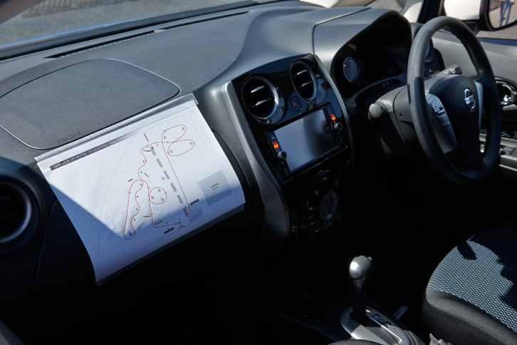 ダッシュボードにはコース図が貼られているものの、当然ながら走行中に確認する余裕はない。