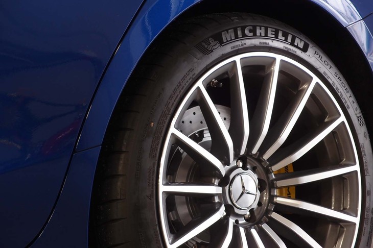 試乗車のタイヤは、すべて「ミシュラン・パイロットスポーツ4S」。フロント275、リア315の極太サイズを履く。