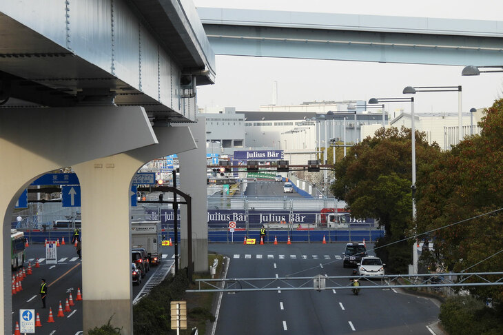 帰りがけ、駅へと通じる「やぐら橋」から閉鎖された「東京ビッグサイト前」の交差点を眺める。あの向こうをフォーミュラカーが走っていたのかと思うと、なんだか不思議な気分である。これを機に、日本でもさまざまなかたちでモータースポーツが開催されるようになるといいですね。