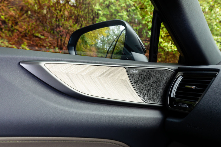 オーナメントパネルはナチュラルカラーをチョイス。濃淡のコントラストによって地層のような風合いを生み出している。