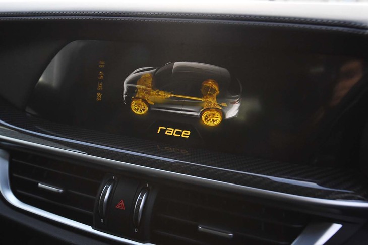 走行モード切り替え時には、写真のようにその様子がイメージで示される。