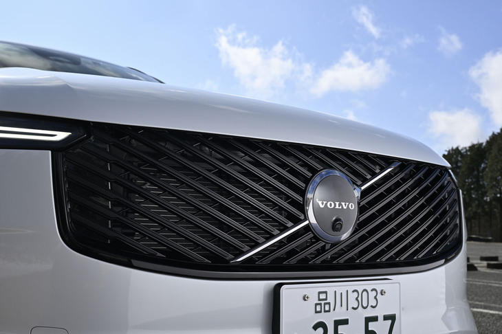 ボルボの新世代フル電動モデル「EX90」に通じるテイストでリニューアルされたフロントフェイス。斜線を重ね合わせた意匠のグリルや、「マトリックスデザインLED」を用いてスリムになったヘッドランプ、新形状のバンパーなどが目を引く。