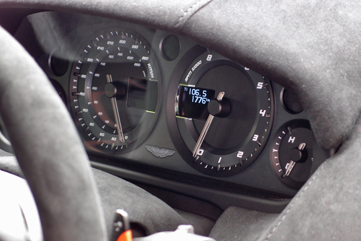 ヴァンテージGT8（メーターパネル）