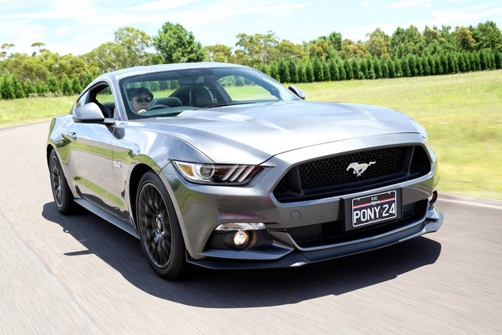 「ザ・ファーム」で試乗した6段MT仕様のV8モデル。