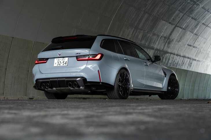 この角度から眺めると前後フェンダーの膨らみぶりがよく分かる。全幅も普通の「3シリーズ ツーリング」より80mm大きい。