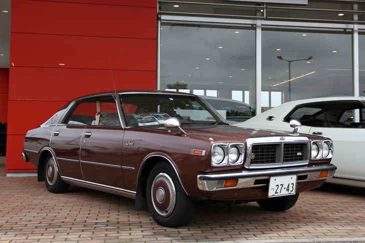 1978年「ローレル 4ドアハードトップ 2800SGL」。3代目（C230）から設定されたクラス初となる4ドアハードトップ。2代目の途中から2.6リッターの、3代目には2.8リッターの3ナンバー車が加えられたが、当時の自動車税は8万1500円と2リッター車（3万9500円）の2倍以上だった。