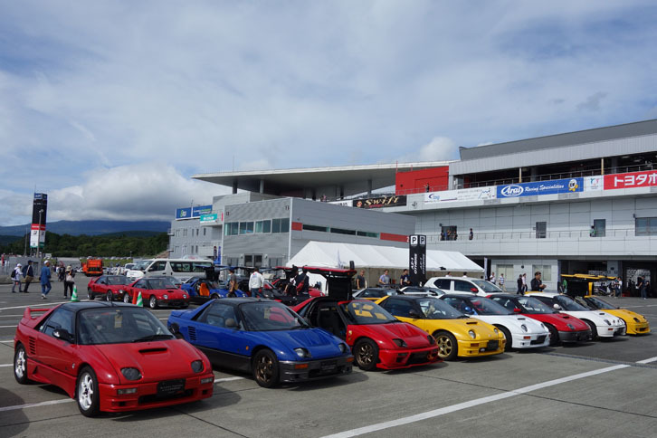 「AZ-1」は1992～1995年まで販売されていた。ガルウイングドアがカッコイイ。