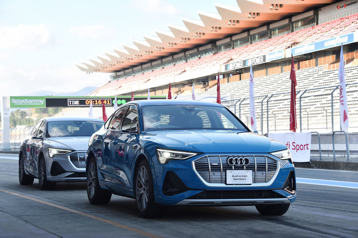 SUVタイプの電気自動車「e-tronスポーツバック」。2560kgのヘビーなボディーを、システム出力408PSの電動パワートレインで走らせる、カーボンフリーの重戦車だ。