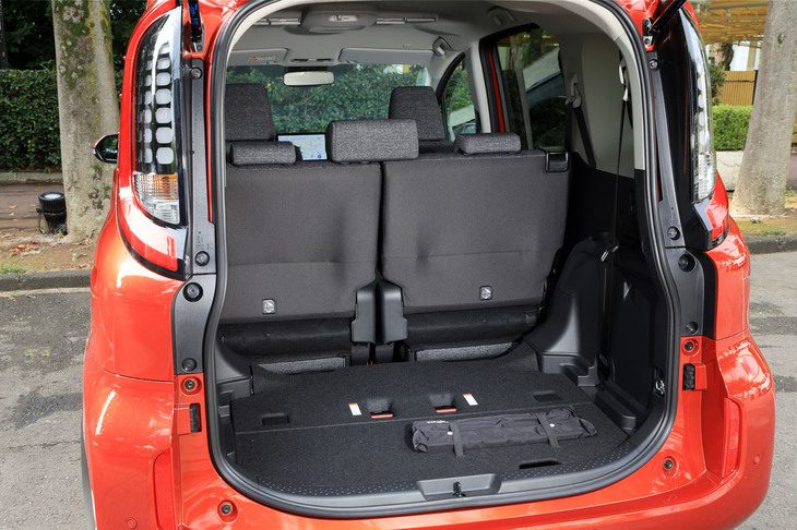 3列目シートの格納は、折りたたんだうえで2列目の下にしまうダイブイン式。やや手数は多いが、ご覧のとおりすっきりとした荷室空間を得ることができる。