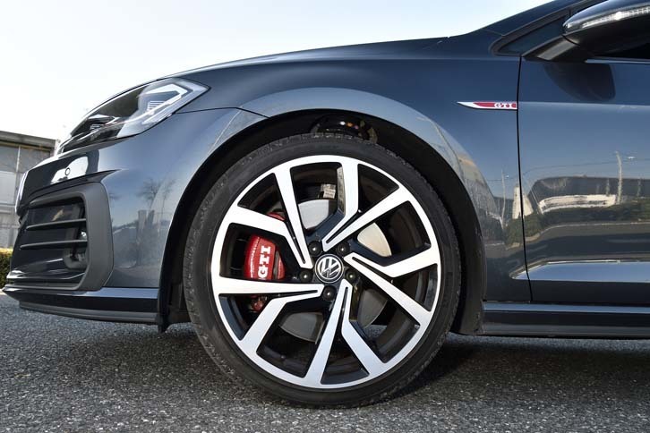 タイヤサイズはノーマルの「GTI」から1インチアップの225/35R19。テスト車のタイヤ銘柄は「ピレリPゼロ」だった。