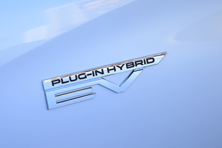 バッテリーの大容量化とモーターの高出力化により、電動車としての性能を大幅に高めた新型「アウトランダー」のPHEVモデル。EV走行可能距離は最大83km（「G／P」グレード）、EV走行時の最高速は130km/hとなっている。