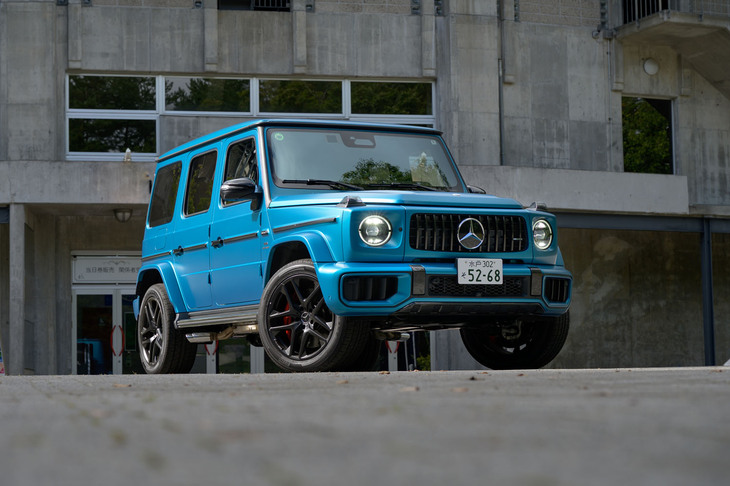 この試乗車のボディーカラーは新規設定された「ハイパーブルーマグノ」。AMGカーボンファイバーエクステリアパッケージとの同時装着が必須となっており、合計価格は198万円にも達する。