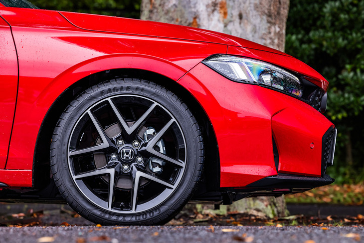 ベルリナブラックをベースに、ダーク切削クリア加工が施された「シビックEX」の標準装着ホイール。タイヤサイズは「RS」と同じ235/40R18となり、今回の試乗車は「グッドイヤー・イーグルF1アシンメトリック2」タイヤを組み合わせていた。