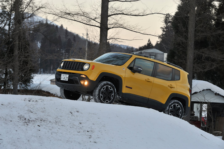 特設コースの登坂路を登る「レネゲード トレイルホーク」。テスト車の外装色「ソーラーイエロー」は同グレードにしか設定されない専用色である。