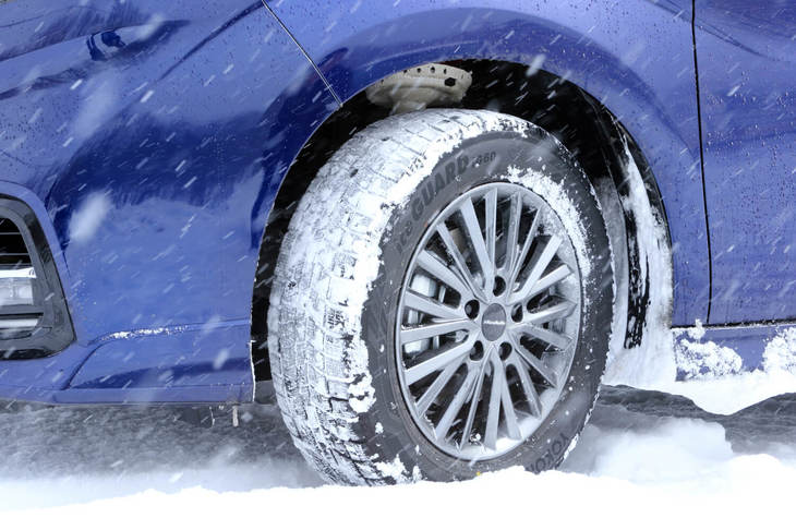 タイヤサイズはハイブリッド車が205/60R16、ガソリン車が205/55R17。ともに「モデューロX」専用デザインのアルミホイールが組み合わされる。