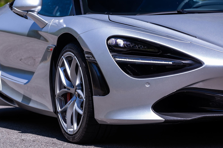 試乗車にオプションで装着されていた「ビークルリフト」と呼ばれるフロントリフティングシステムを作動させた様子。フロントの最低地上高が約30mm引き上げられる。