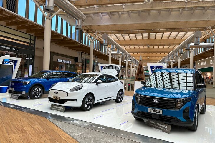 2025年6月、アレーゼのショッピングモールにて筆者撮影。地元フォード販売店の臨時展示。写真向かって左から「エクスプローラー」「プーマ」そして「トルネオ クーリエ」。