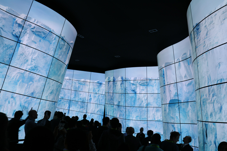 2018年1月9日から12日に開催された米国・ラスベガスのCES会場で。LGエレクトロニクスは、有機ELディスプレイで作られたトンネルで、今年も来場者を驚かせた。