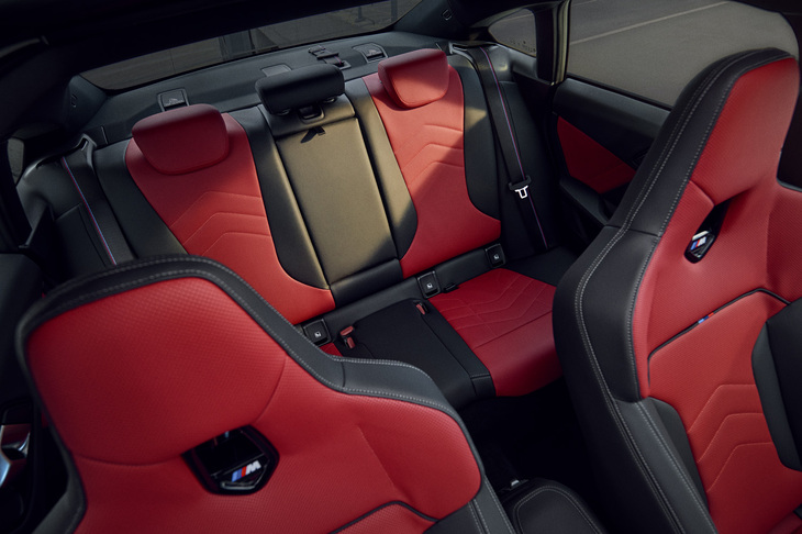 「2シリーズ グランクーペ」の室内。リアシートの背もたれには40：20：40の分割可倒機構が採用されている。