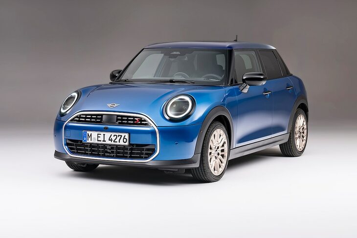 ガソリンエンジンを搭載した「MINIクーパーS」。EV版が中国生産となるのに対し、エンジン車はイギリスで生産される。