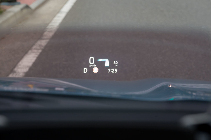 オプションで用意されるヘッドアップディスプレイ。運転支援システムが読み込んだ交通標識が表示されたり、ナビアプリと連動して右左折の指示が表示されたりする。